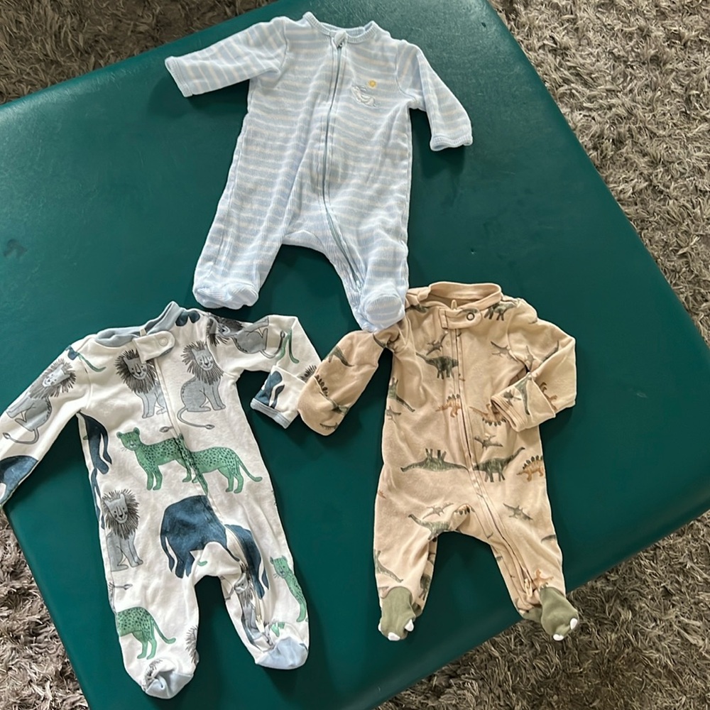 Bundle of 3 onesies.